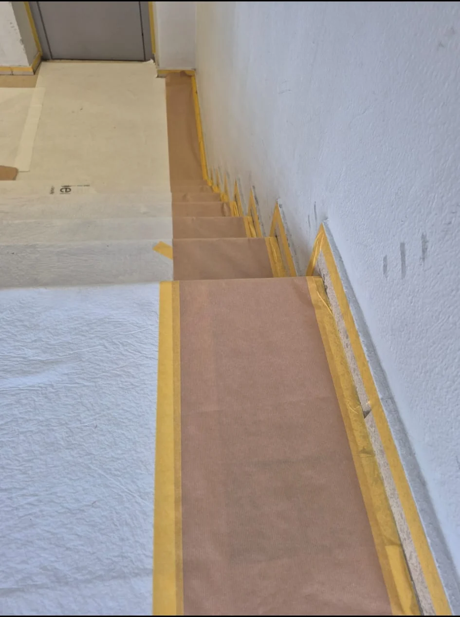 Abdeckarbeiten an einer Treppe vor dem Anstrich in München