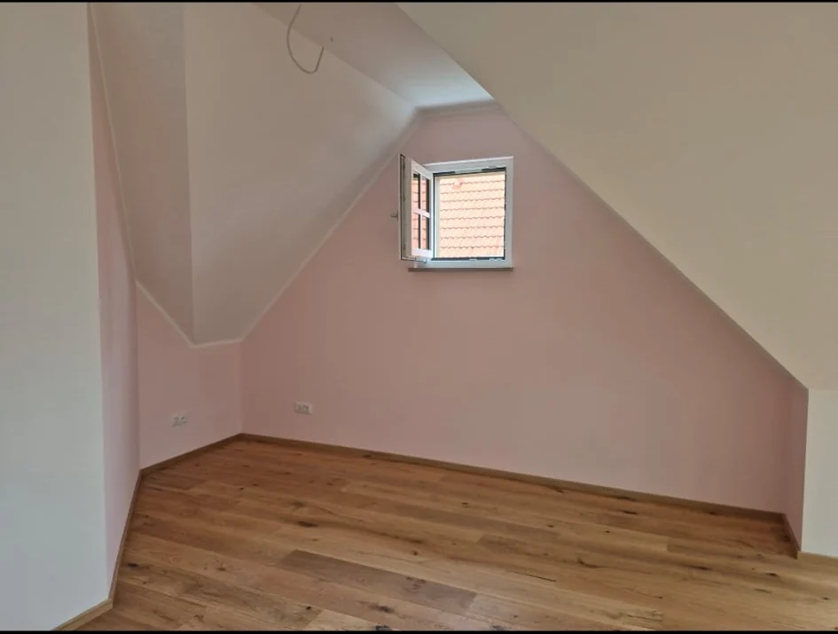 Anstricharbeiten in einem Dachgeschosszimmer in München