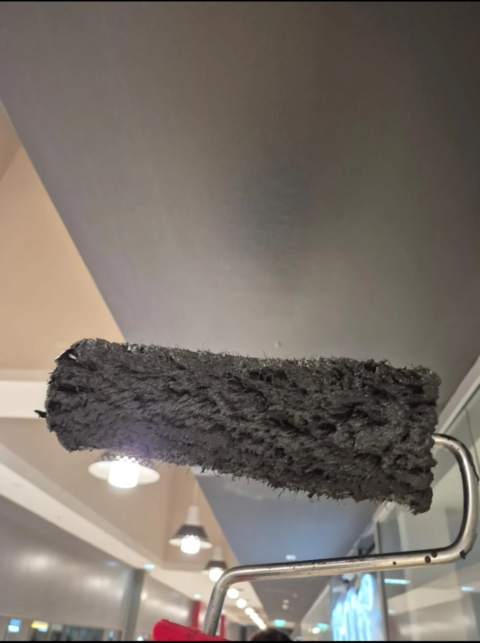 Decke streichen in München mit Farbrolle