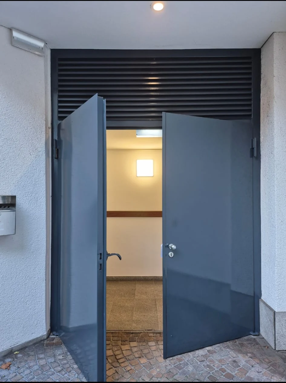 Anstricharbeiten im Eingangsbereich eines Gebäudes in München
