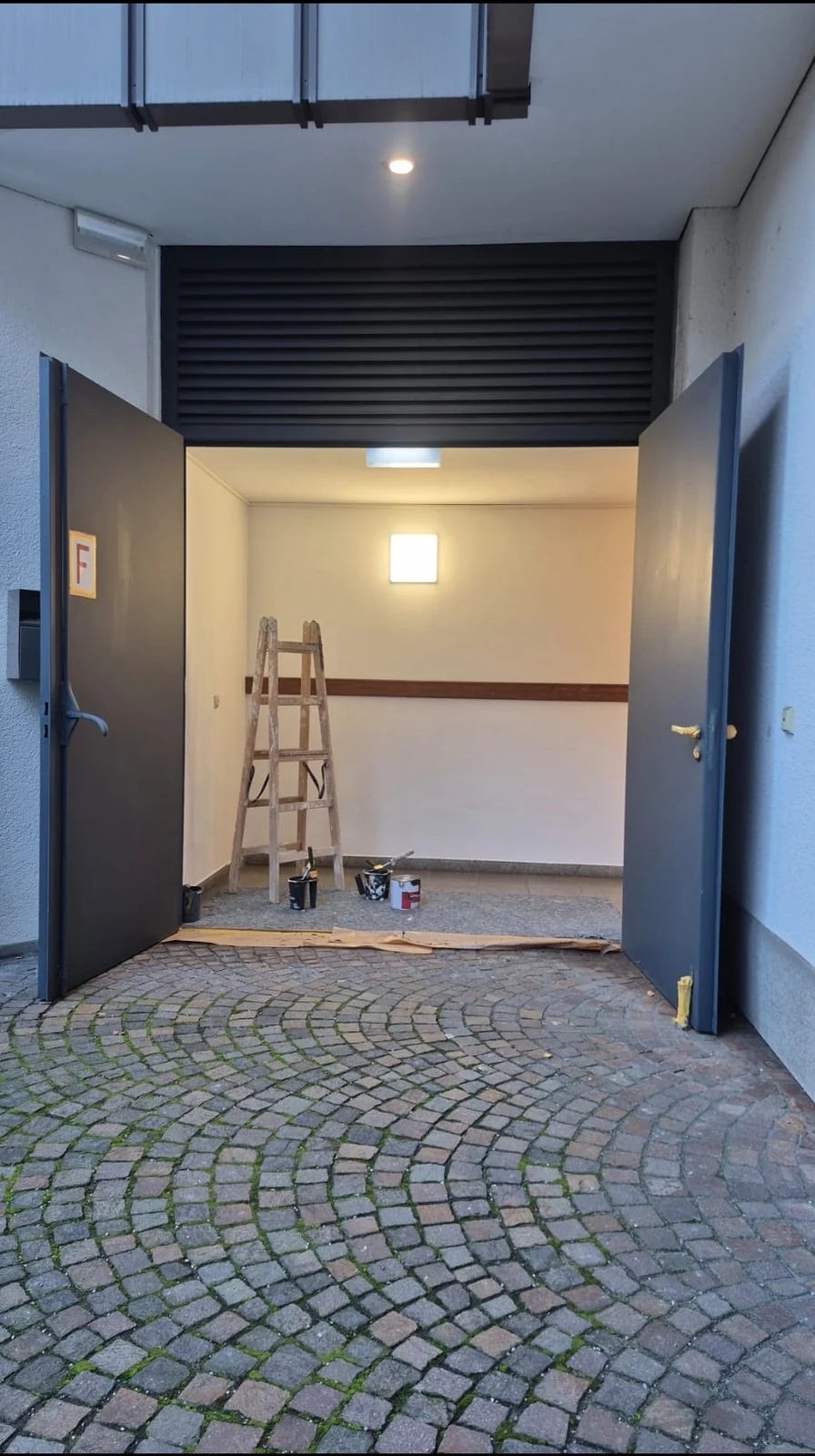 Malerarbeiten im Eingangsbereich mit Leiter in München
