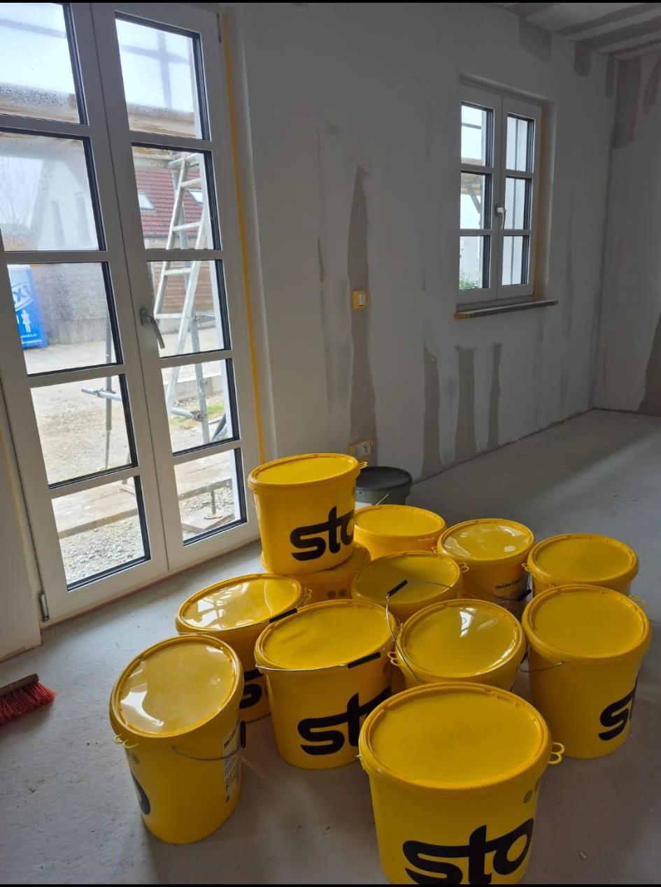 Farbeimer und Material für Malerarbeiten in München