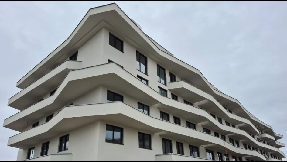 Fassade eines Mehrfamilienhauses in München nach Malerarbeiten