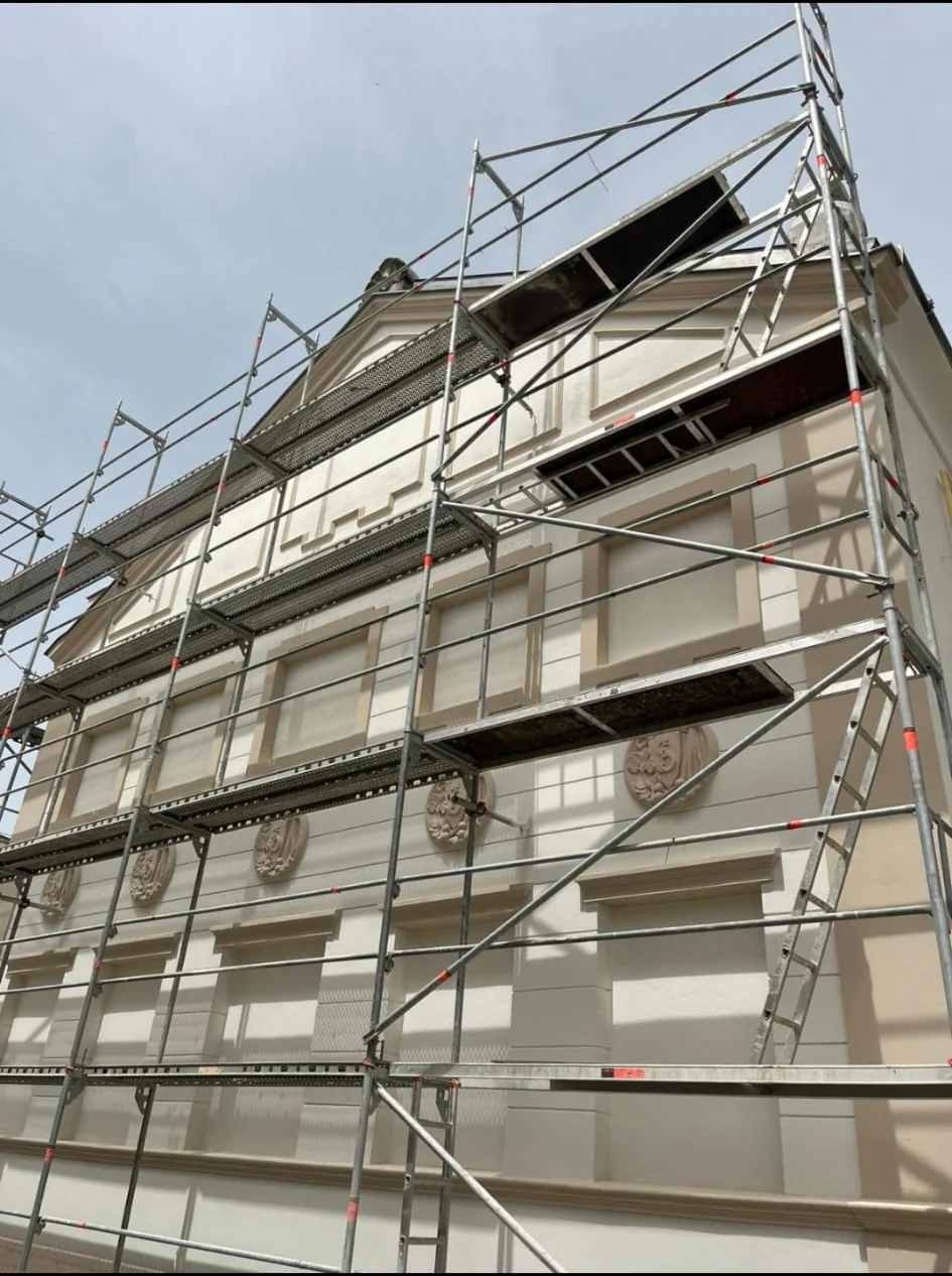 Fassadenanstrich mit Gerüstbau an einem Gebäude in München