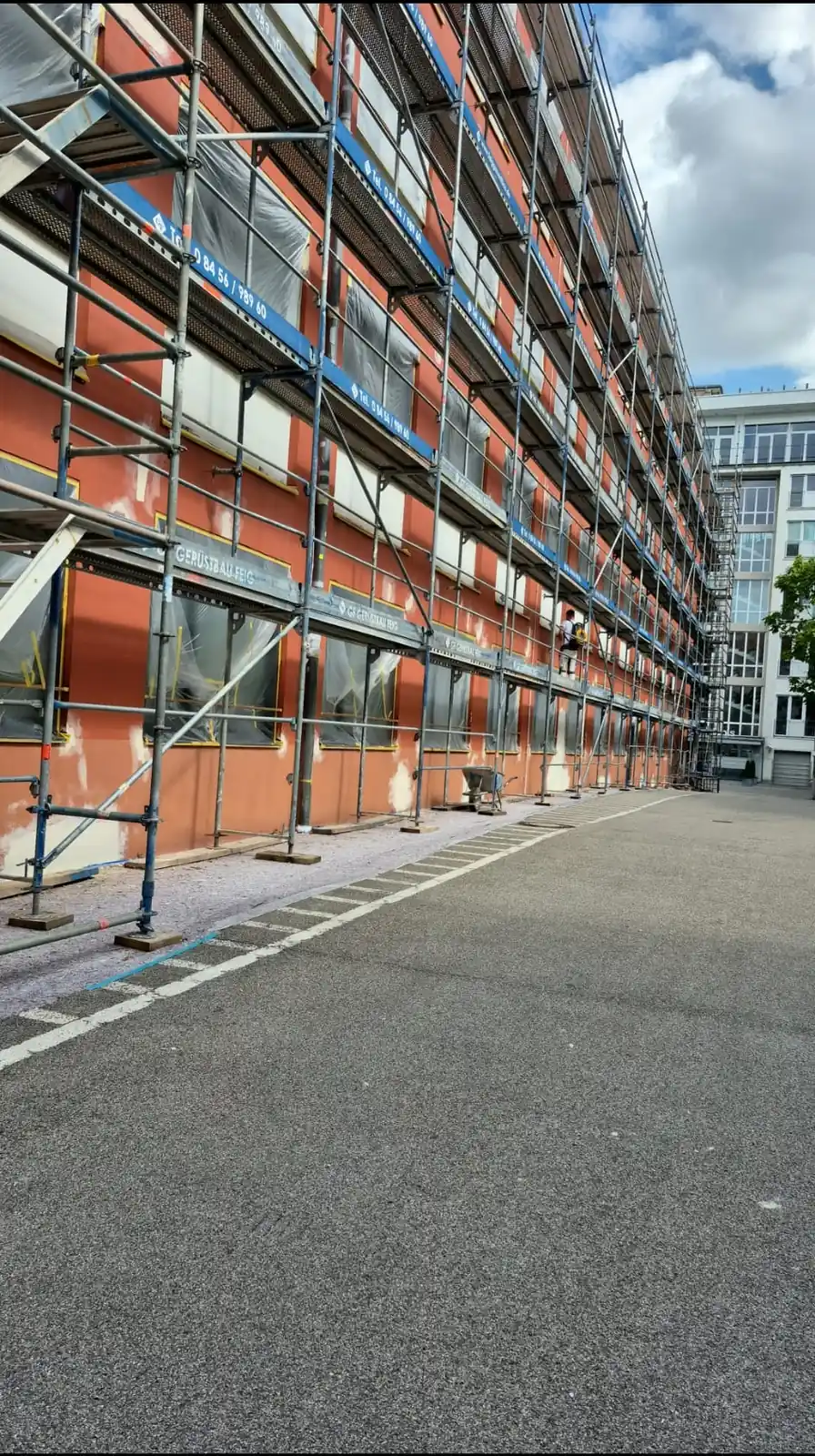 Fassadenarbeiten in München an einem Gebäude mit Gerüst