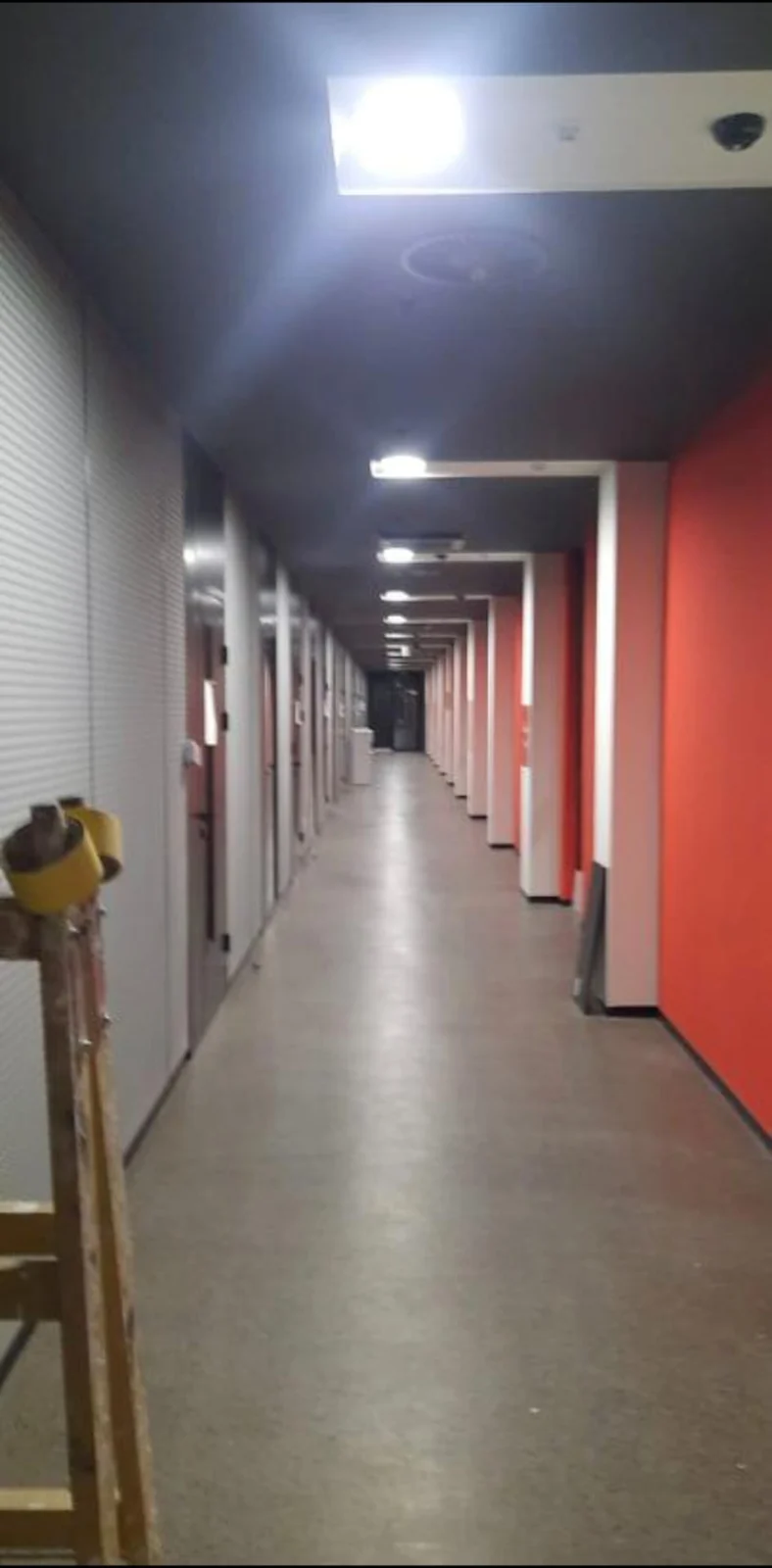 Malerarbeiten in einem gewerblichen Flur in München