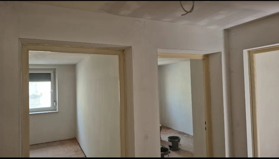 Malerarbeiten in einem Wohnraum in München mit hellen Wänden