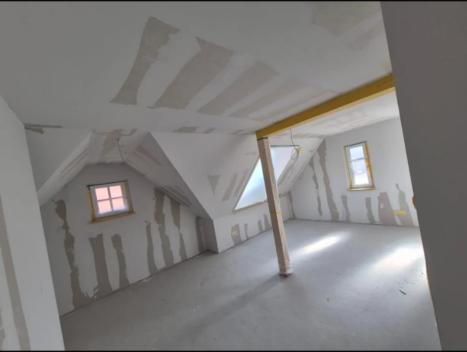 Spachtelarbeiten im Dachgeschoss in München mit vorbereiteten Wänden und Decken