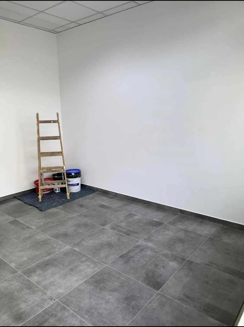 Wand streichen in einem Wohnraum in München