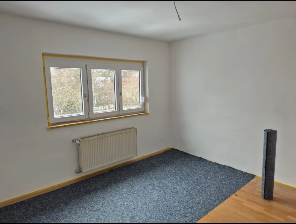 Zimmer streichen in München mit hellen Wänden